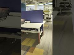 Профессионально настроенный стол с подставкой для сидения, электрический компьютерный стол с регулируемой высотой, рабочий стол
