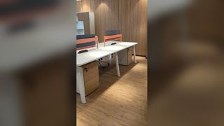 Минималистичный стол для команды из четырех человек