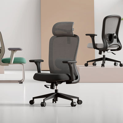 Черное исполнительное кресло для работы за столом с регулировкой, сетчатой спинкой, эргономичной конструкцией и поясничной поддержкой